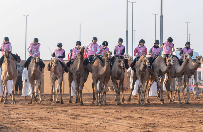 مركز حمدان بن محمد لإحياء التراث يشارك في ماراثون رحلة الهجن 