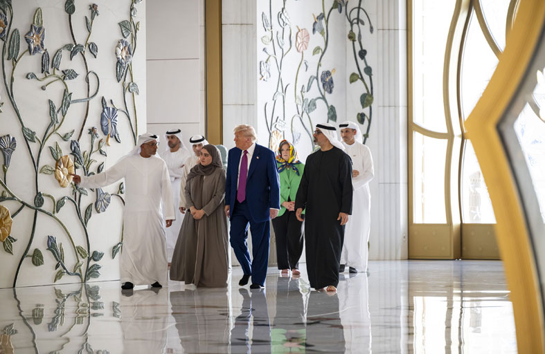 يرافقه ولي عهد أبوظبي.. الرئيس الأمريكي يزور جامع الشيخ زايد الكبير في أبوظبي 
