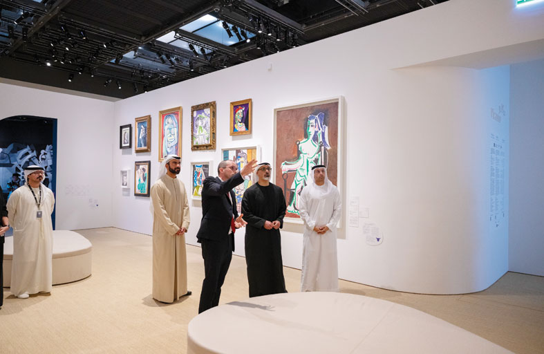 خالد بن محمد بن زايد يزور المعارض الفنية الموسمية في متحف اللوفر أبوظبي 