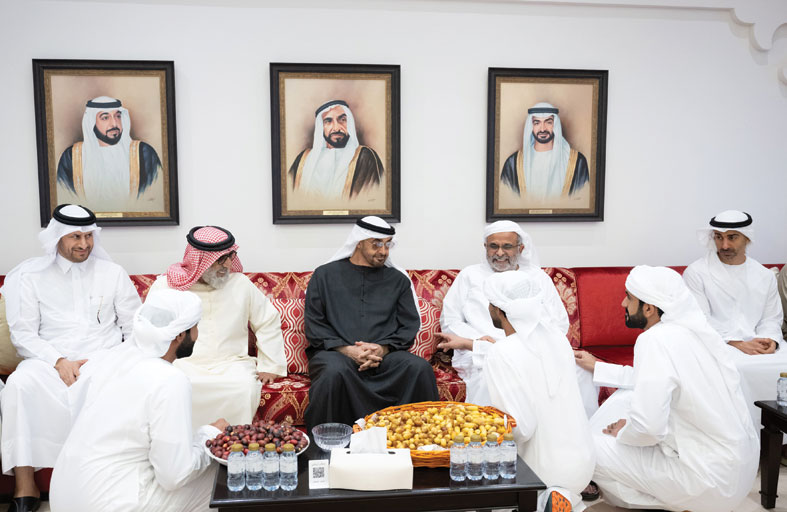 رئيس الدولة يقدم واجب العزاء في وفـاة محمـد مبـارك المنصـوري 