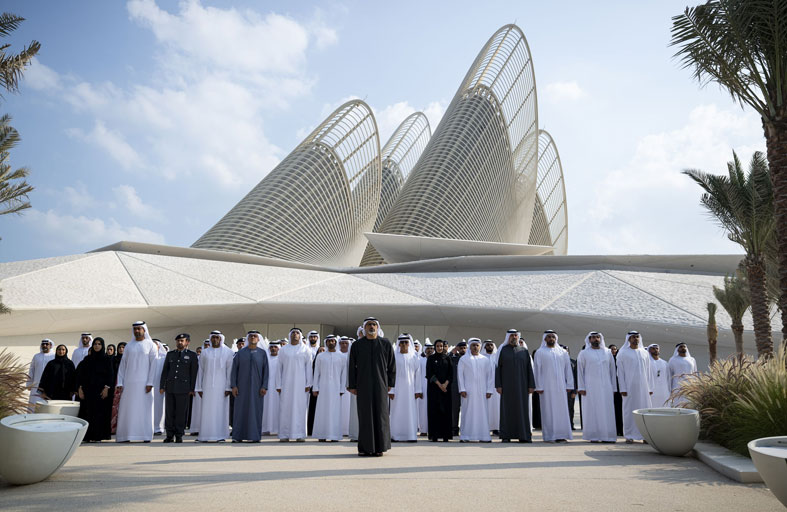 خالد بن محمد بن زايد يرفع علم الدولة أمام متحف زايد الوطني احتفاءً بيوم العلم 