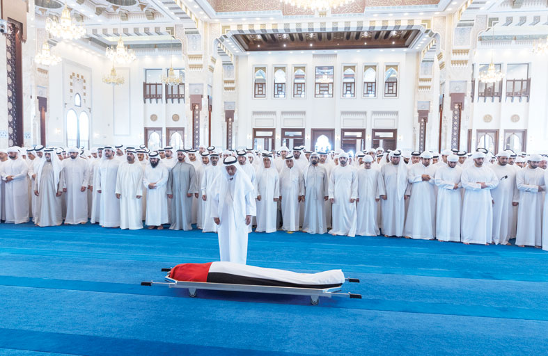 محمد بن راشد يؤدي صلاة الجنازة على جثمان أحمد بن راشد 