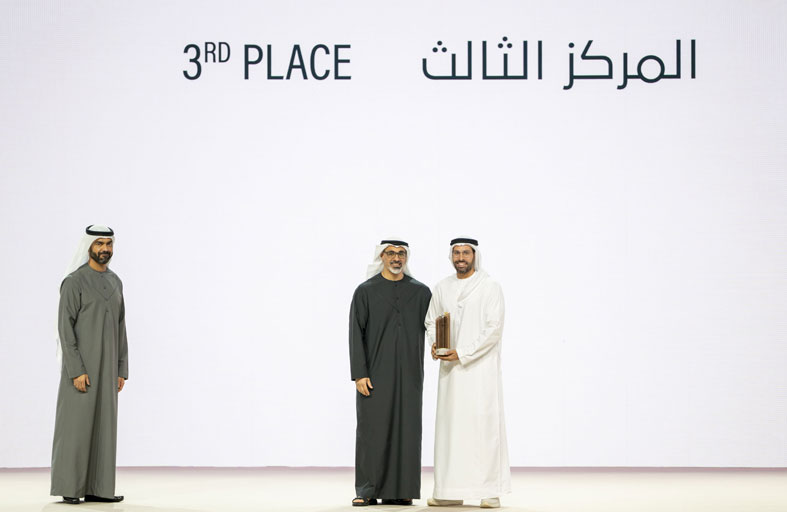 خالد بن محمد بن زايد يكرم الفائزين بجائزة أبوظبي للأداء الحكومي المتميز 