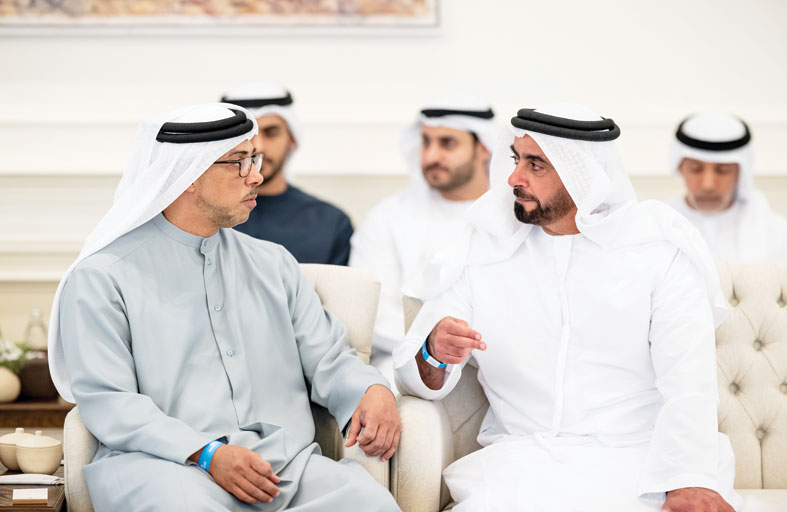 رئيس الدولة يستقبل حاكم أم القيوين ويستعرضان عدداً من الموضوعات التي تتعلق بشؤون الوطن والمواطن  