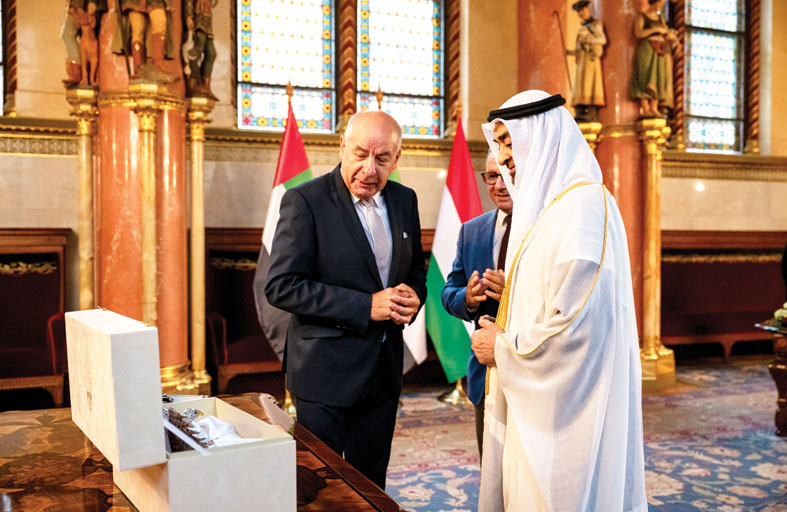 رئيس الدولة ورئيس المجر يبحثان في بودابست تعزيز علاقات التعاون بين البلدين 