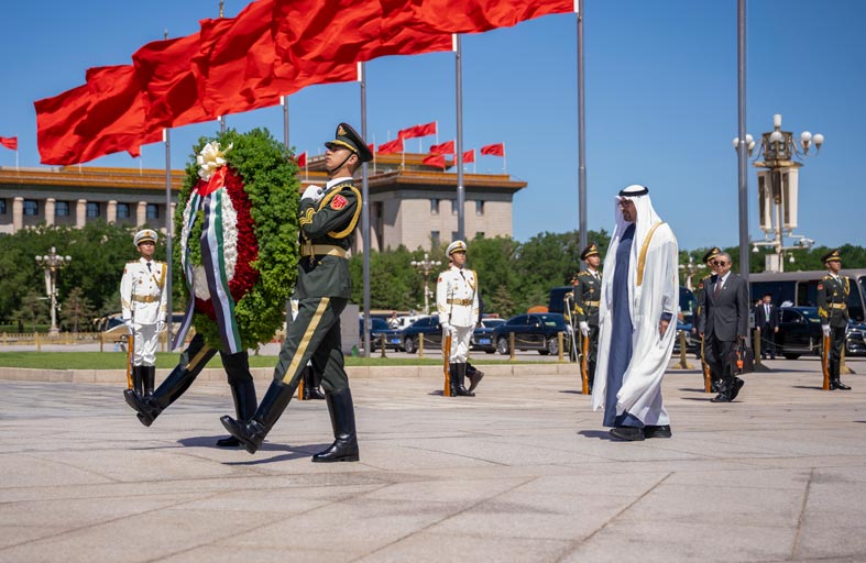 رئيس الدولة يزور النصب التذكاري في بكين 