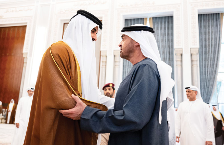 رئيس الدولة يقدم التعازي إلى أمير قطر بوفاة الشيخ حمد بن خليفة آل ثاني 