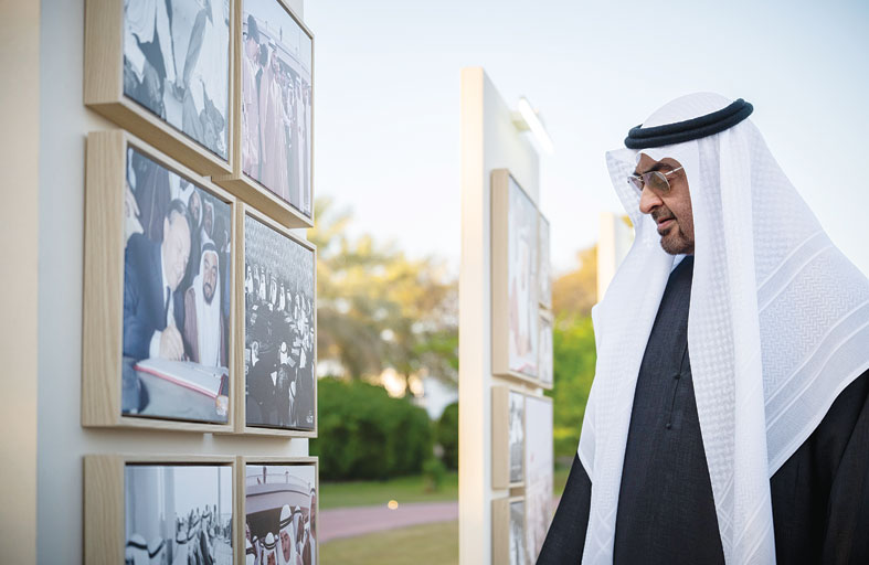 رئيس الدولة يحضر أول لقاء يجمع عدداً من الشخصيات  التي شهدت مراسم رفع علم الاتحاد مع الوالد المؤسس الشيخ زايد 