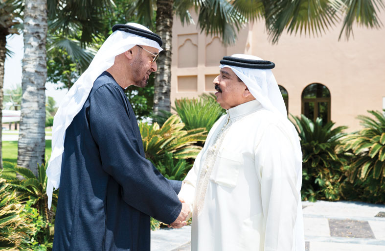 رئيس الدولة يلتقي ملك البحرين بحضور محمد بن راشد ومنصور بن زايد 