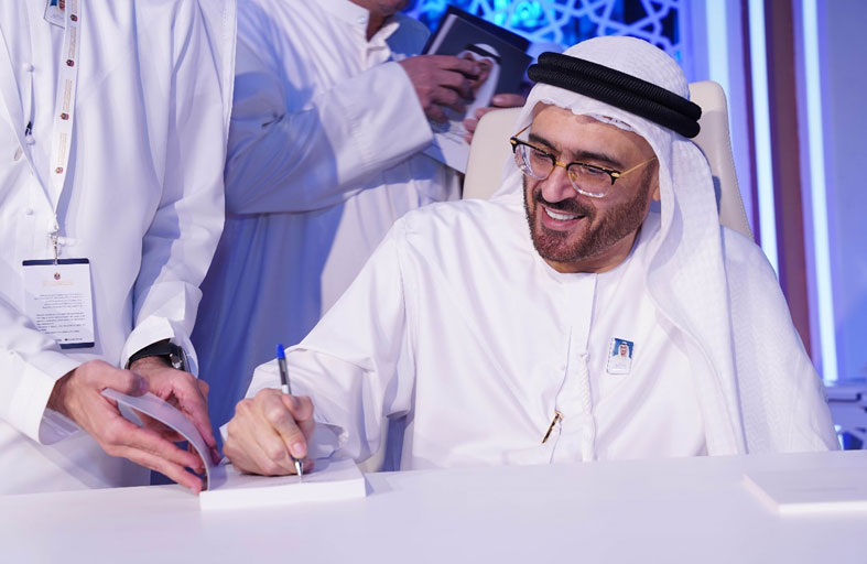 جمال السويدي يوقع كتاب صاحب السمو الشيخ محمد بن زايد آل نهيان.. إضاءات في مسيرة رجل الإنسانية 