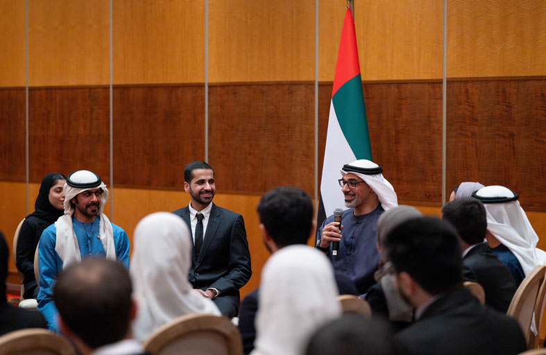 ولي عهد أبوظبي يلتقي عدداً من الطلبة الإماراتيين المبتعثين 