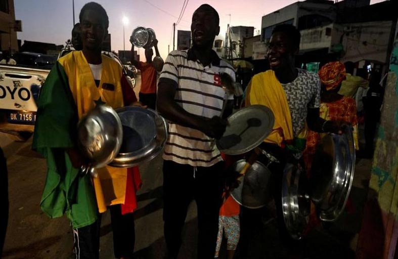 احتجاج صاخب بقرع القدور في السنغال 