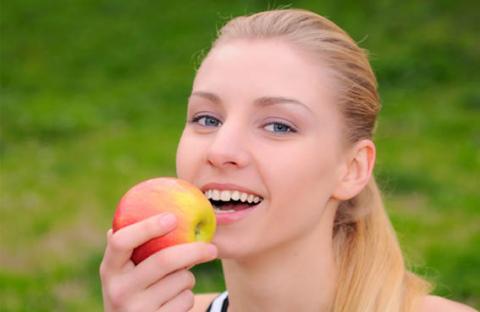 التفاح بانتظام يمنع سرطان القولون