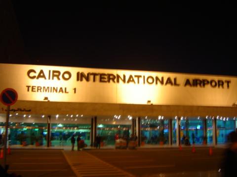 ضبط مقتنيات أثرية بمطار القاهرة 