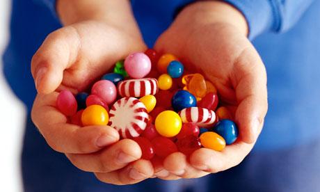 دراسة تنصح الاباء بوضع ضوابط لتناول الاطفال الحلوى   
