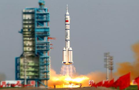 الصين تطلق رحلة فضائية مأهولة 