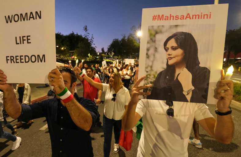 ناشونال ريفيو: ثلاثة عوامل قد تدعم المحتجين في إيران