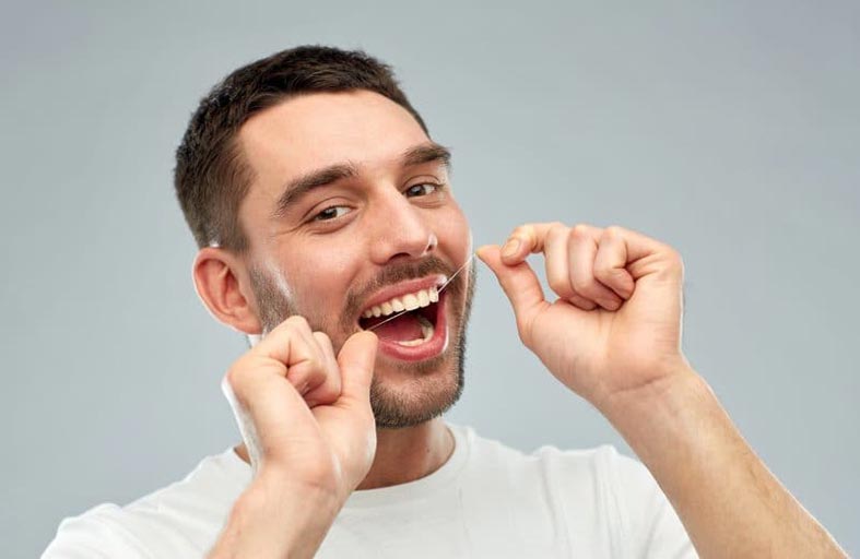 صحة الفم .. ماذا ينجم عن عدم تنظيف الأسنان بالخيط دوريا؟