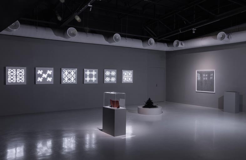 مركز مرايا للفنون يختتم معرض «خيطٌ رقيقٌ..في رهافة الكلمات الهائمة  للفنانة كريستيانا دي ماركي 