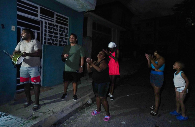 احتجاج بقرع الأواني في كوبا على انقطاع الكهرباء