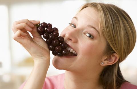 تناول العنب بين الوجبات يساعد على خفض مستوى السكر فى الدم