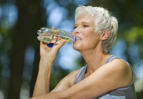 شرب المياه المعدنية يساعد على الوقاية من الزهايمر