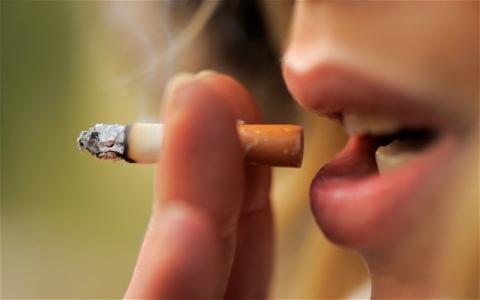 سيجارة في اليوم تضاعف خطر وفاة المرأة بالسكتة القلبية المفاجئة
