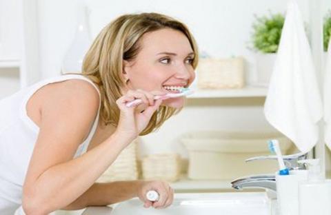 تنظيف الأسنان يقي من أمرض القلب