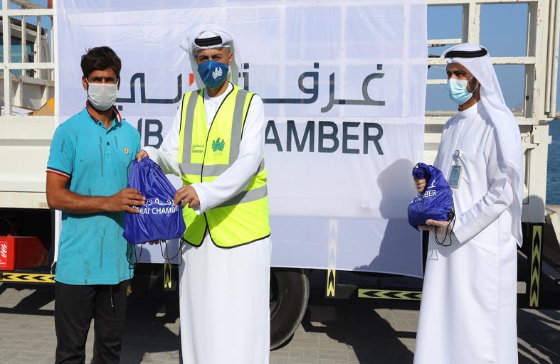 غرفة دبي توزع 400 حقيبة غذائية على بحارة خور دبي