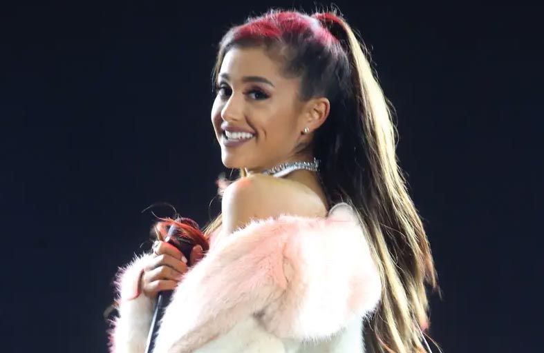 بداية ذوبان  تمثال أريانا غراندي