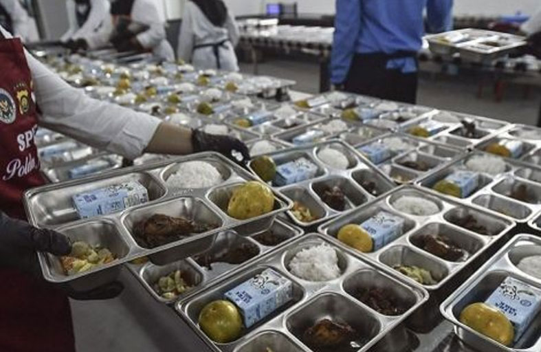 إغلاق 800 مطبخ  للوجبات المجانية بسبب مخالفات في اندونسيا