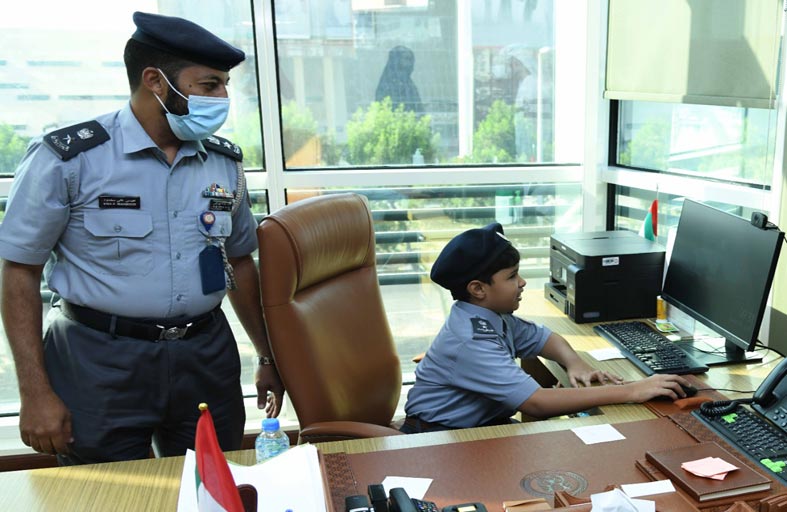 شرطة أبوظبي تسعد طفلا من أصحاب الهمم