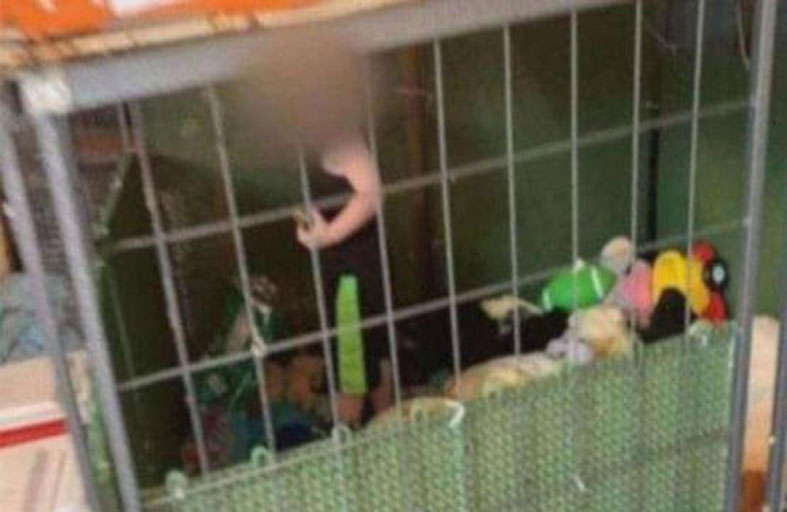 حبس طفل بقفص محاطا بالثعابين