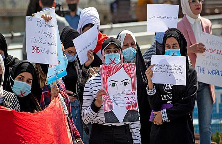 من معنّفات إلى ناشطات.. عراقيات يكافحن العنف لمساعدة أخريات 