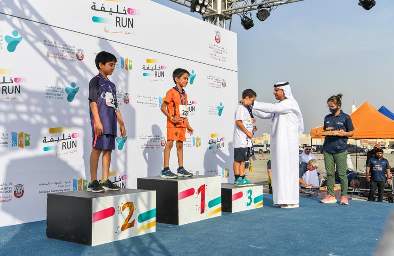 بالتعاون مع مركز أبوظبي للصحة العامة، وشارك فيها 900 متسابق