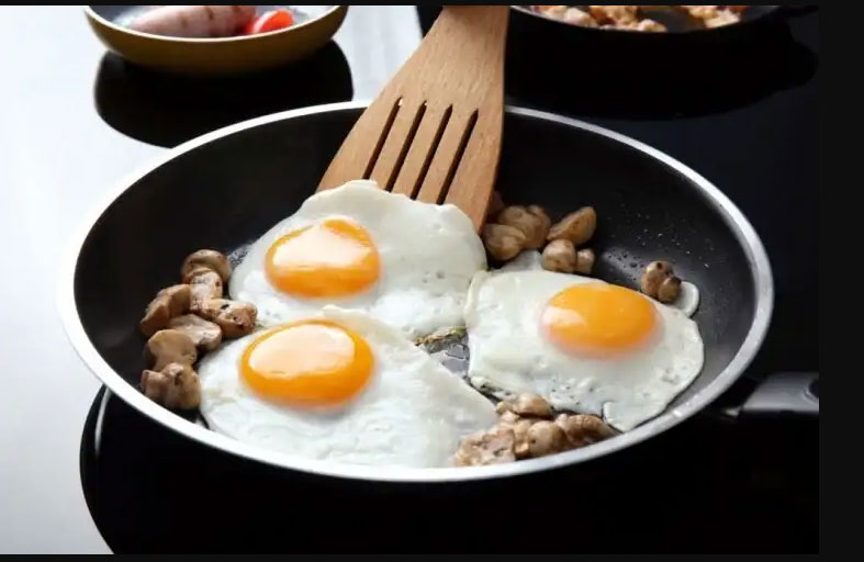 طريقة ذكية لقلي البيض بدون زيت أو مقلاة