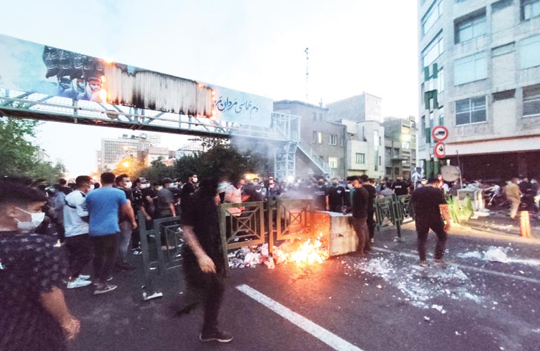 الاحتجاجات الدامية تتواصل في إيران لليوم السادس