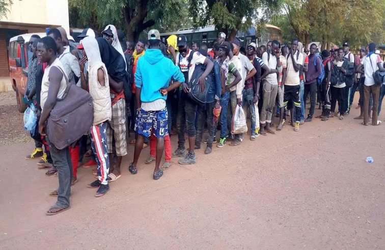 ترحيل المهاجرين لدولة ثالثة.. منعطف جديد في الأزمة الجزائرية الفرنسية