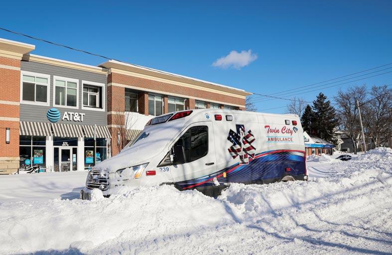 ملايين الأميركيين يعانون.. 24 قتيلا وإلغاء 1346 رحلة طيران