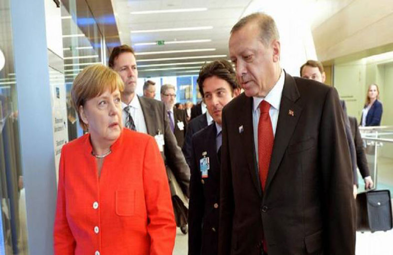 أردوغان يبتزّ ميركل بملف اللاجئين