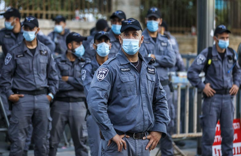 يسرق منزل عائلة أوهمها بـ كورونا