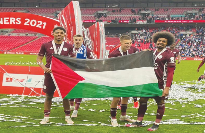 لاعبو ليستر يرفعون علم فلسطين بعد التتويج 