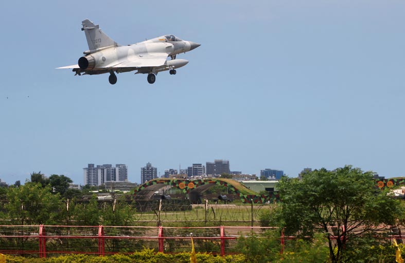 تايوان تعلن إجراء مناورات دفاعية بعد بكين 