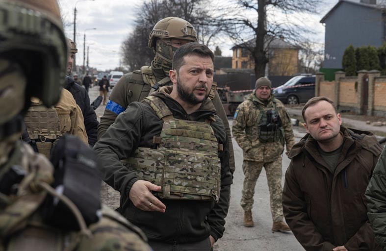 كاتب روسي: زيلينسكي سيعيد أوكرانيا إلى عربات الخيل