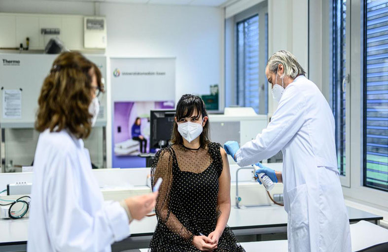 البريطانيون يتذوقون طعم الحرية بعد شتاء طويل في العزل 