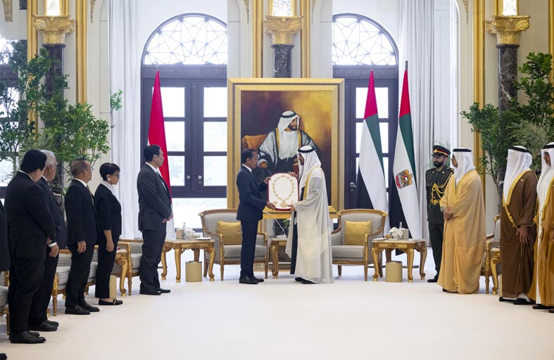 رئيس الدولة يمنح الرئيس الإندونيسي وسام زايد والوزير المنسق للشؤون البحرية والاستثمار وسام الاتحاد 