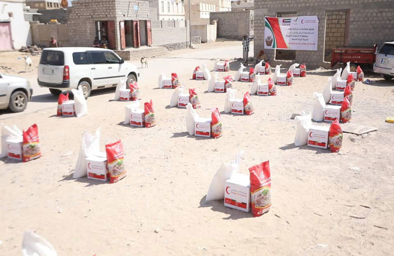 الإمارات تواصل تسيير القوافل الغذائية إلى أهالي حضرموت