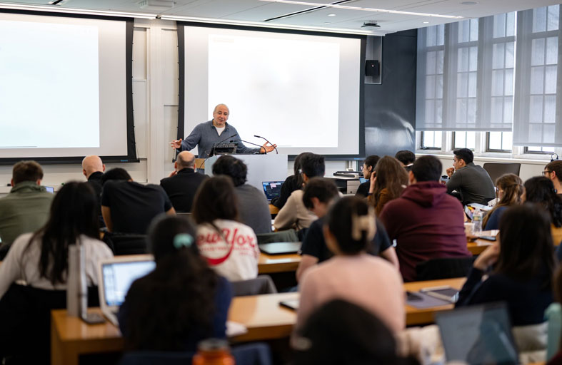 الفائز بـ(نوابغ العرب) عن فئة الاقتصاد : الجائزة تُذكّر بالإرث العلمي والفني للعالم العربي