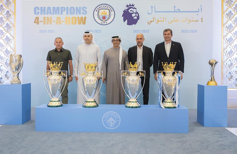 منصور بن زايد يستقبل عددا من مسؤولي نادي مانشيستر سيتي لكرة القدم 
