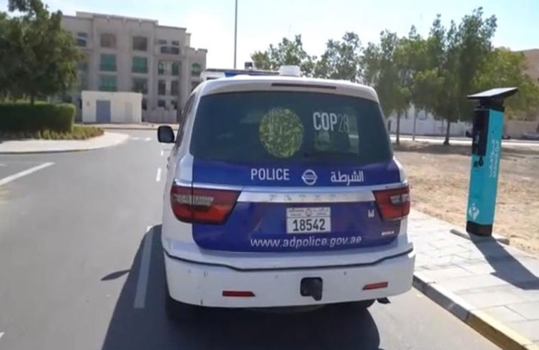 دوريات شرطة أبوظبي تتزين بشعارCOP28 
